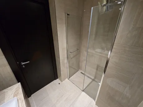 Modern ve şık tasarıma sahip bir banyo görünümü.