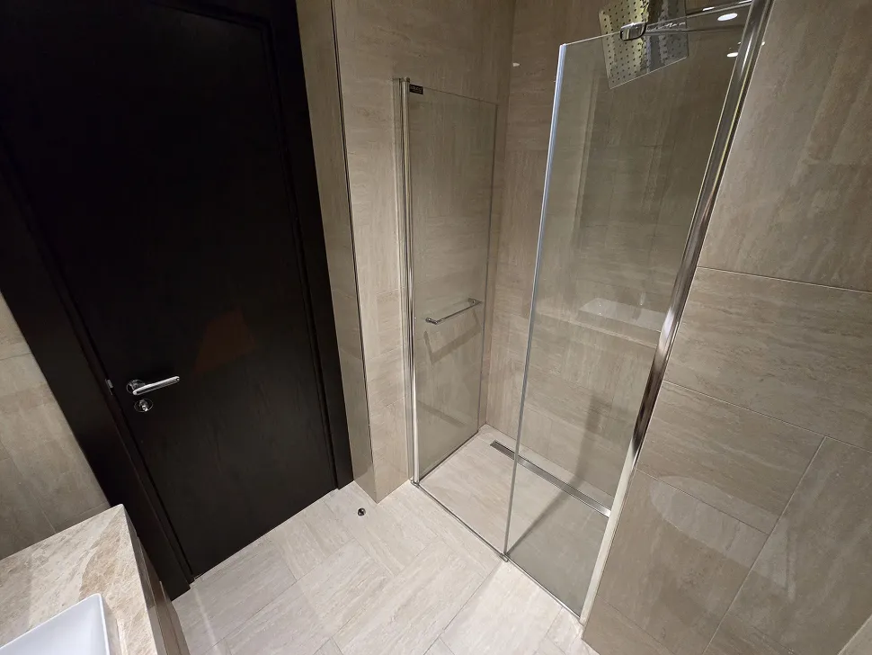 Modern ve şık tasarıma sahip bir banyo görünümü.