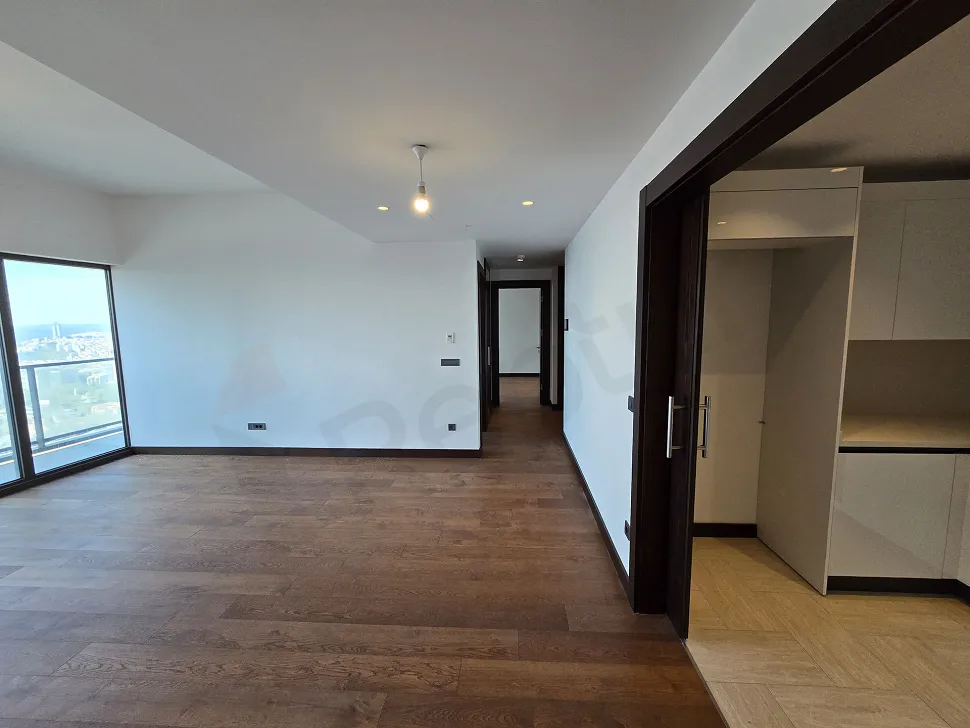 Modern bir dairenin geniş ve aydınlık yemek odası alanı.