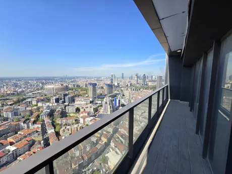 Şişli'de yer alan lüks bir rezidans dairesinin şehir manzarasına açılan geniş ve modern balkonu.