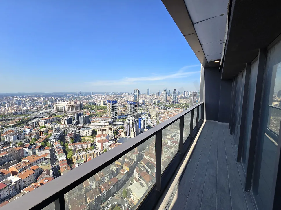 Şişli'de yer alan lüks bir rezidans dairesinin şehir manzarasına açılan geniş ve modern balkonu.