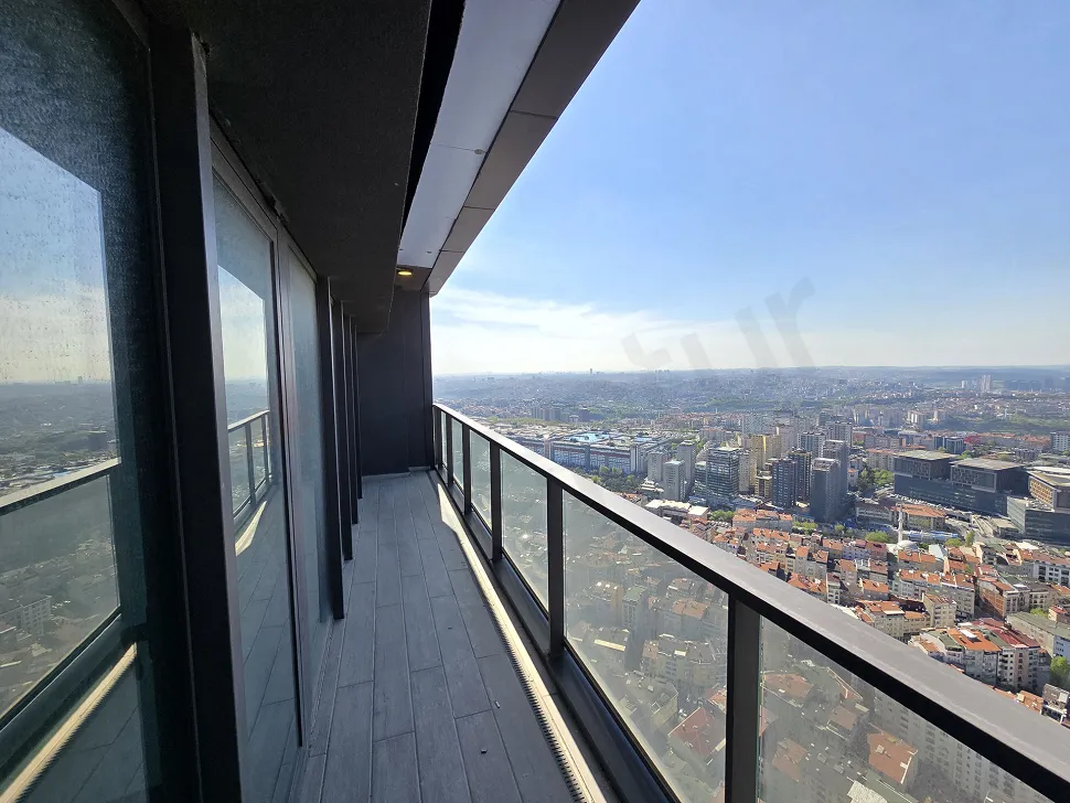Şişli'deki modern rezidans dairesinin şehir manzarasına açılan geniş balkon alanı.