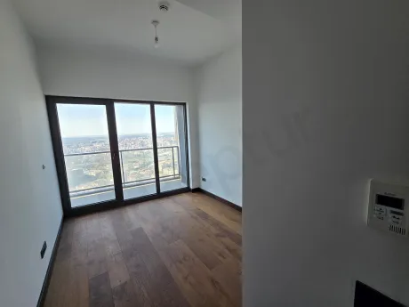 Modern tasarımlı, geniş ve aydınlık bir yatak odası iç mekanı.