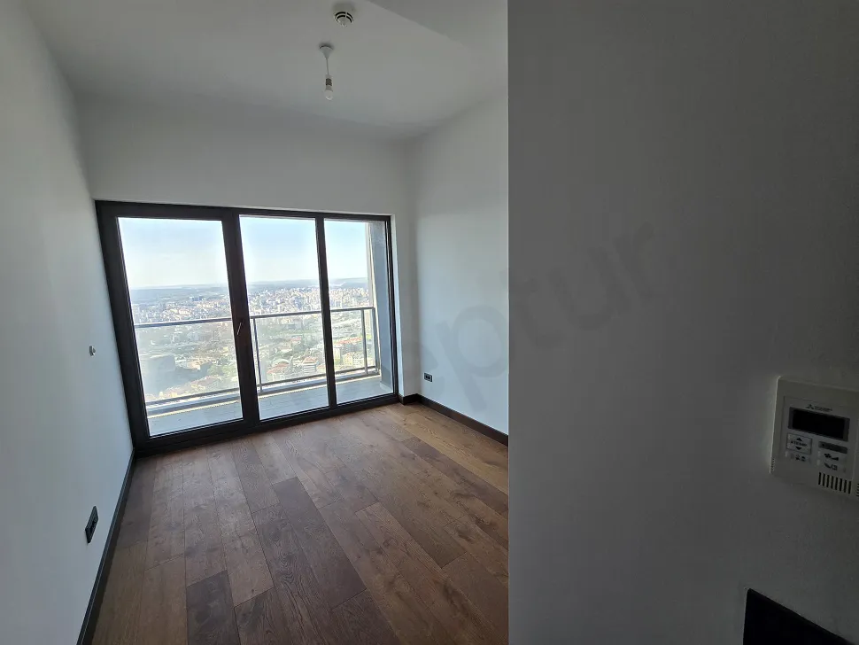 Modern tasarımlı, geniş ve aydınlık bir yatak odası iç mekanı.