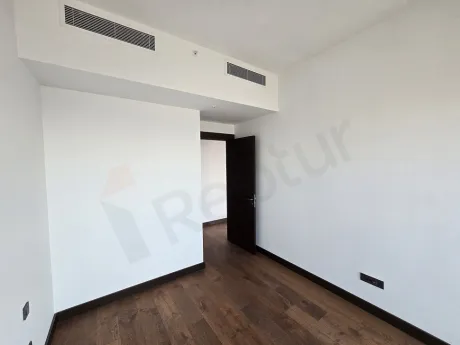 Şişli'de modern bir rezidans dairesinin geniş ve aydınlık yatak odası iç mekanı.