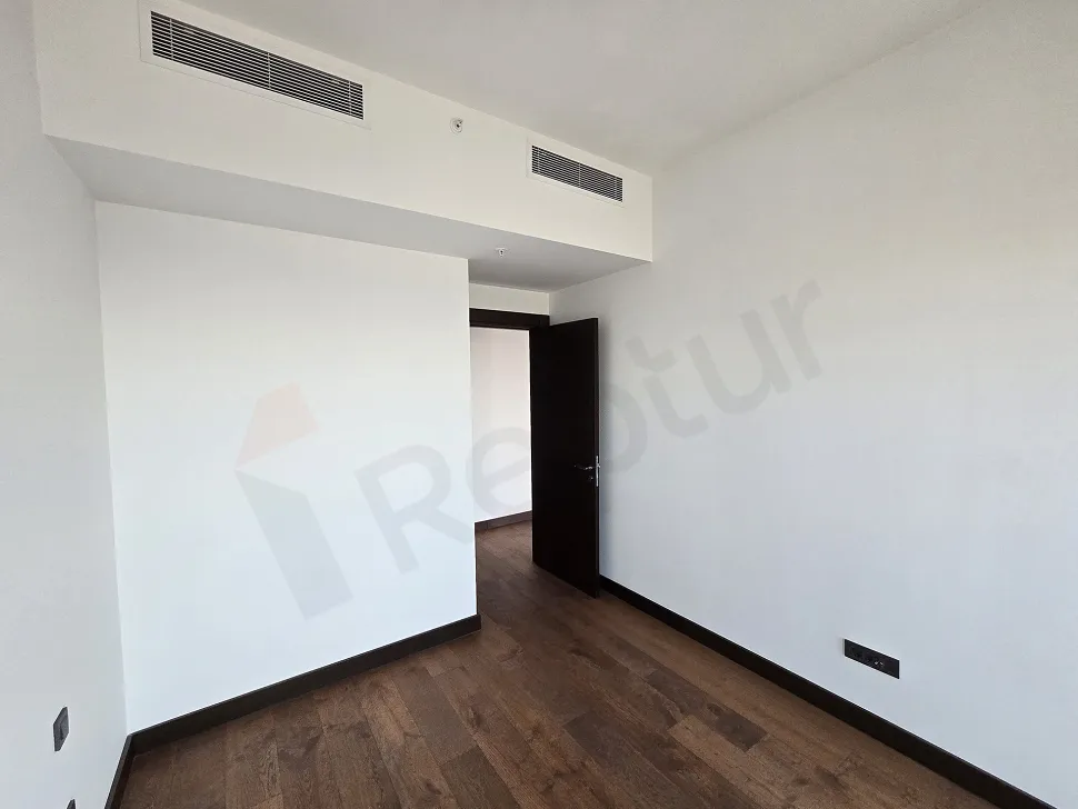 Şişli'de modern bir rezidans dairesinin geniş ve aydınlık yatak odası iç mekanı.