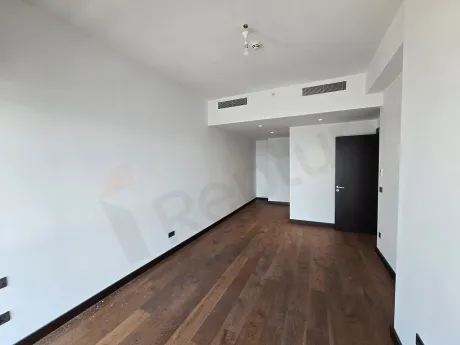 Şişli'deki modern bir rezidans dairesinin geniş pencereli, ferah ve şehir manzaralı yatak odası alanı.