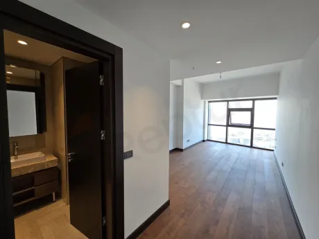 İstanbul Şişli'deki lüks bir rezidans dairesinin modern ve geniş pencereli yatak odası.