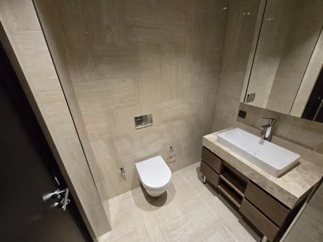 Modern tasarımlı, şık ve ferah banyo alanı.