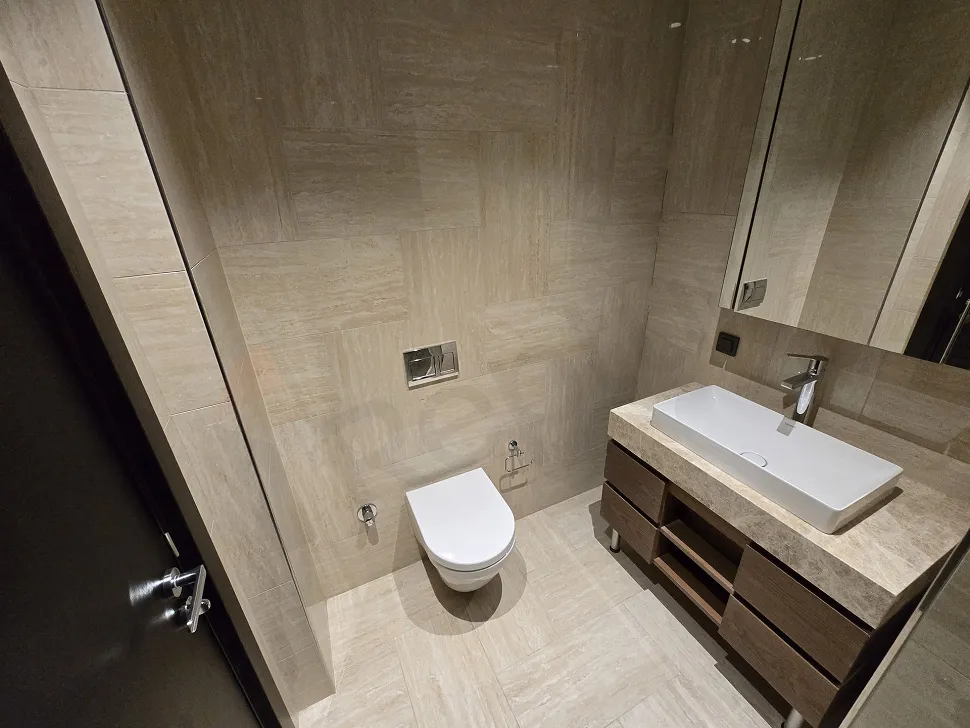 Modern tasarımlı, şık ve ferah banyo alanı.