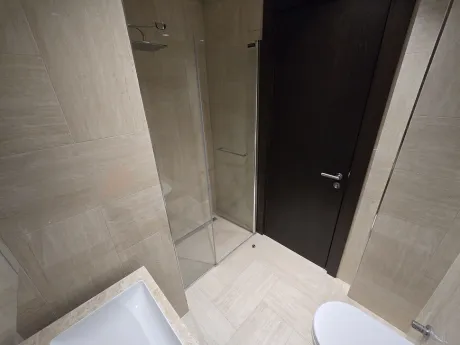 Modern tasarımlı, şık ve lüks bir rezidans banyosu.
