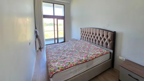 Modern ve geniş tasarımlı yatak odası iç mekanı