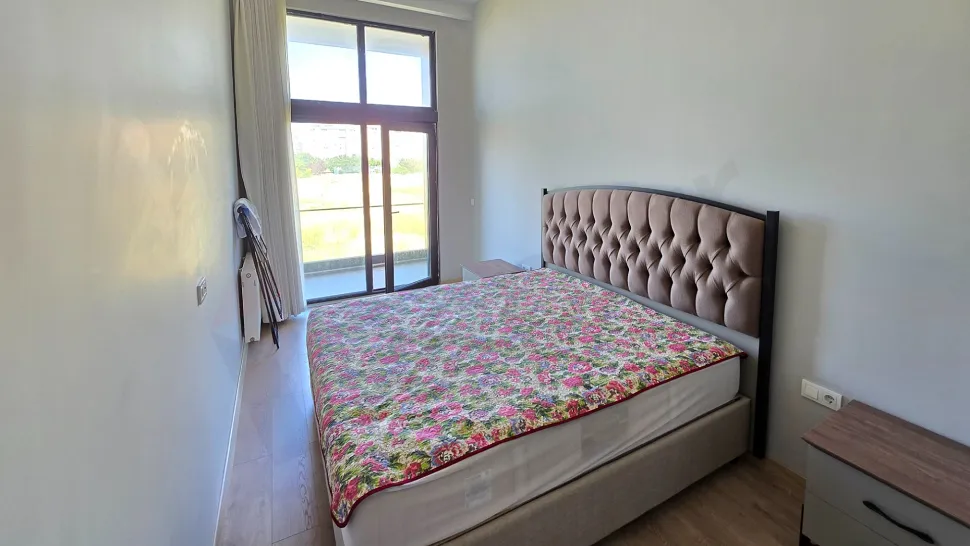 Modern ve geniş tasarımlı yatak odası iç mekanı