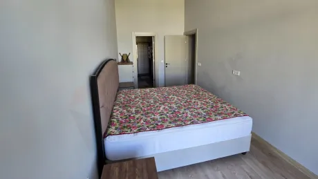 Modern ve geniş bir yatak odası tasarımı