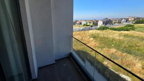 Şehir manzaralı modern bir dairenin geniş ve ferah balkonu