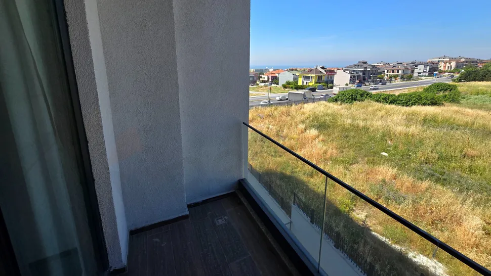 Şehir manzaralı modern bir dairenin geniş ve ferah balkonu