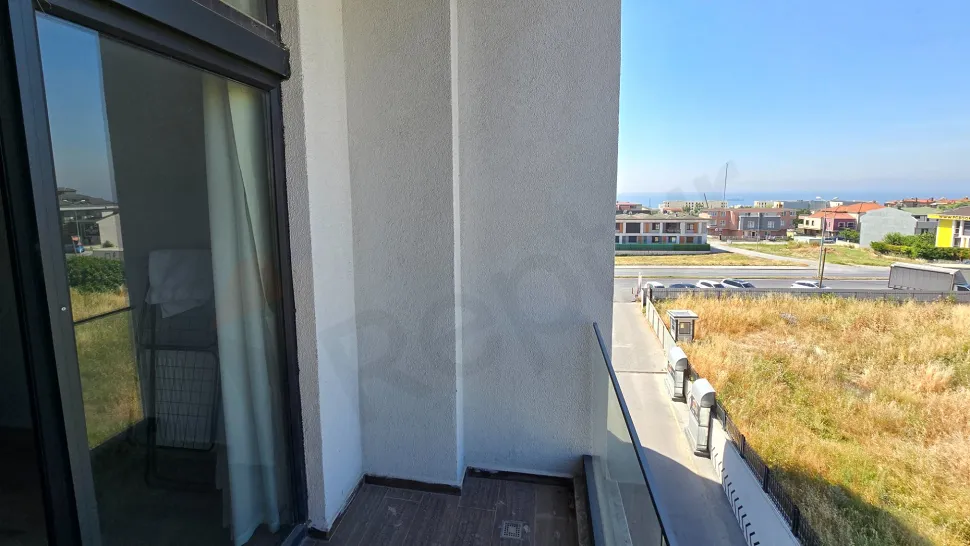 İstanbul Beylikdüzü'nde modern ve geniş bir daire balkonu.