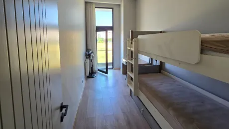 Modern bir apartman dairesinin geniş ve ferah balkon görünümü.