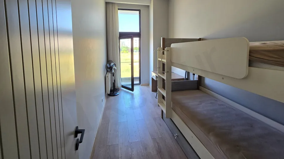 Modern bir apartman dairesinin geniş ve ferah balkon görünümü.