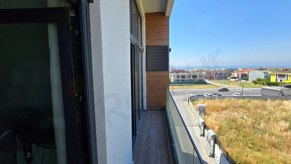İstanbul Beylikdüzü'nde yer alan modern bir dairenin balkon görüntüsü.