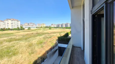 Geniş ve modern tasarımlı bir apartman dairesi balkonu.