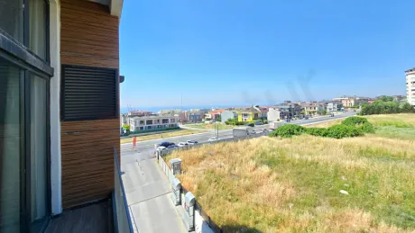 Modern bir apartman dairesinin geniş balkon alanı.