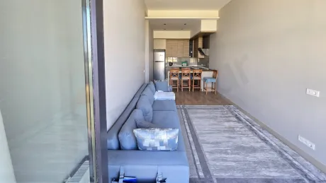 Modern bir mimariye sahip, geniş ve aydınlık oturma odası alanı.