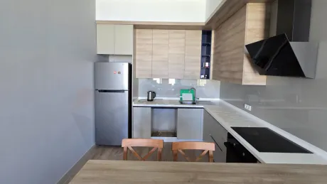 Modern ve geniş bir dairenin aydınlık yemek odası alanı.