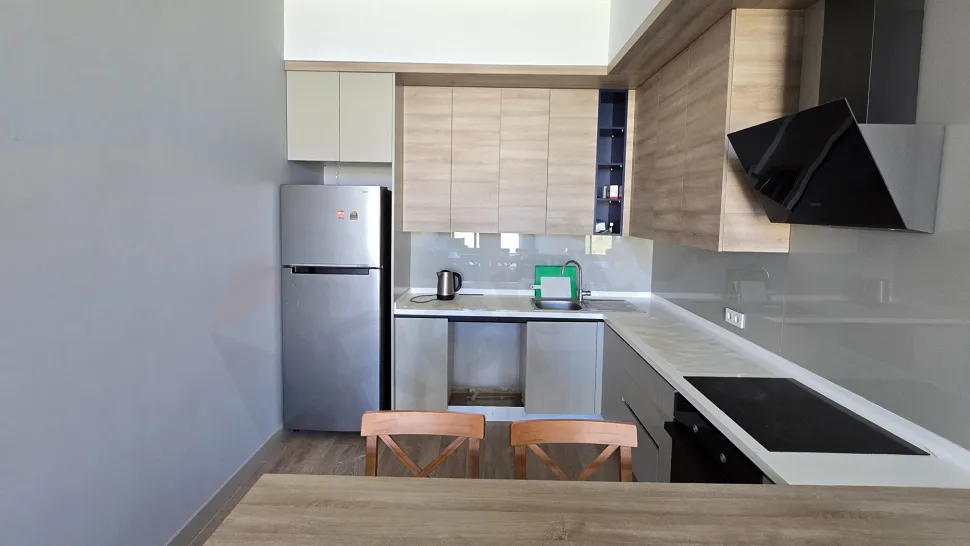 Modern ve geniş bir dairenin aydınlık yemek odası alanı.