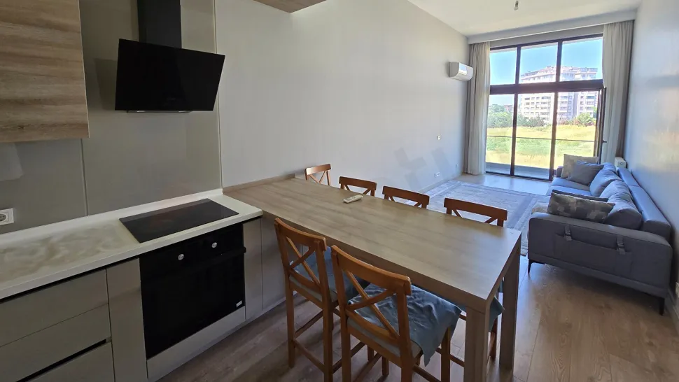 Modern tasarımlı, geniş ve aydınlık yemek odası alanı.