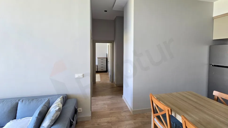 Modern tasarımlı ve şık görünümlü daire içi merdiven detayı.