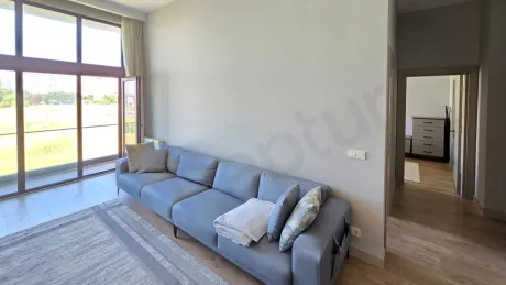Beylikdüzü'nde yer alan modern ve geniş tasarımlı, ferah bir oturma odası görünümü.