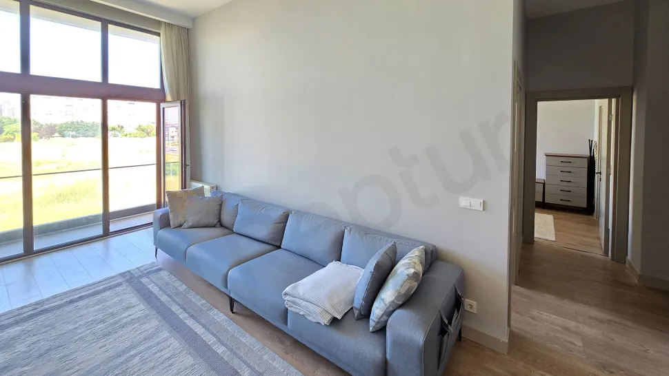 Beylikdüzü'nde yer alan modern ve geniş tasarımlı, ferah bir oturma odası görünümü.