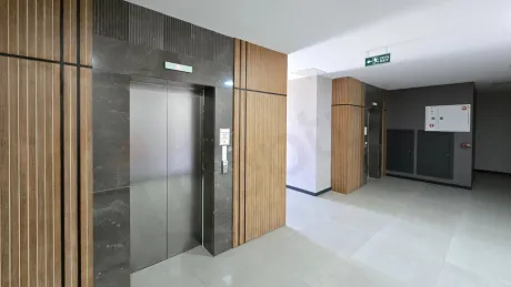 Modern bir konut binasında yer alan şık ve güvenli asansör kapıları.