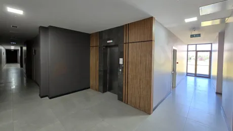 Modern bir apartman binasının şık tasarımlı asansör kabini ve kapısı.
