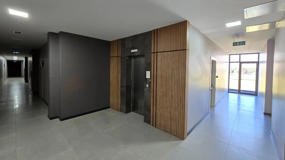 Modern bir apartman binasının şık tasarımlı asansör kabini ve kapısı.