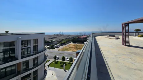 İstanbul Beylikdüzü'nde şehir manzarasına sahip geniş ve modern bir teras alanı.