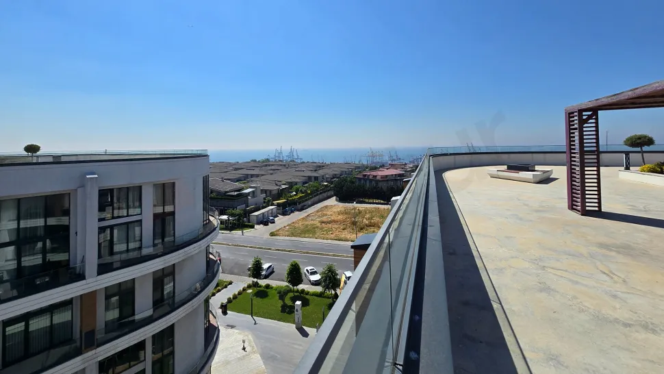 İstanbul Beylikdüzü'nde şehir manzarasına sahip geniş ve modern bir teras alanı.