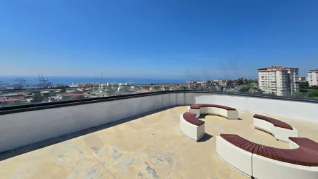 Geniş ve modern bir apartman dairesi teras alanı