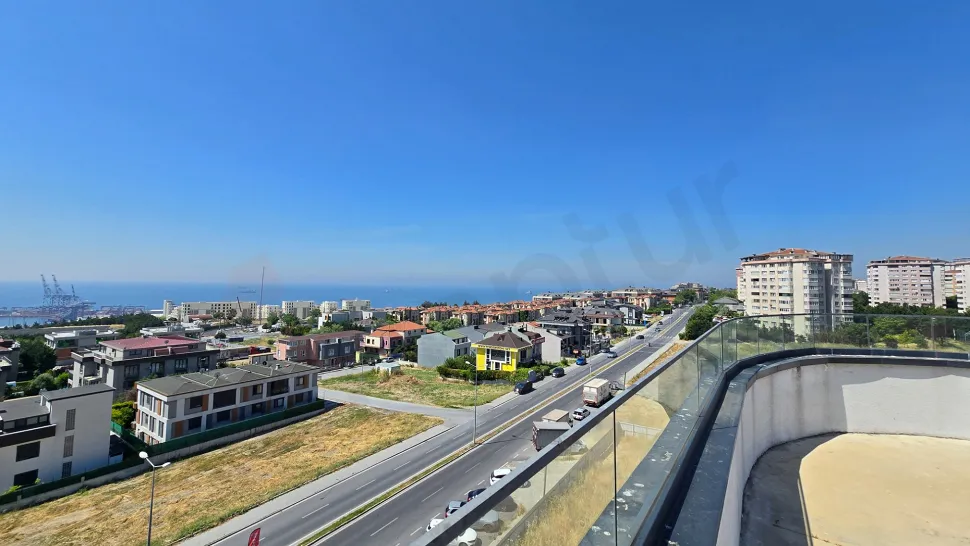 Beylikdüzü'nde modern binaları ve ufuk çizgisini kapsayan geniş panoramik şehir manzarası.