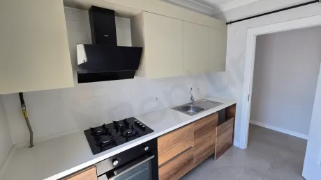 Modern mimariye sahip, geniş ve aydınlık mutfak bölümü.