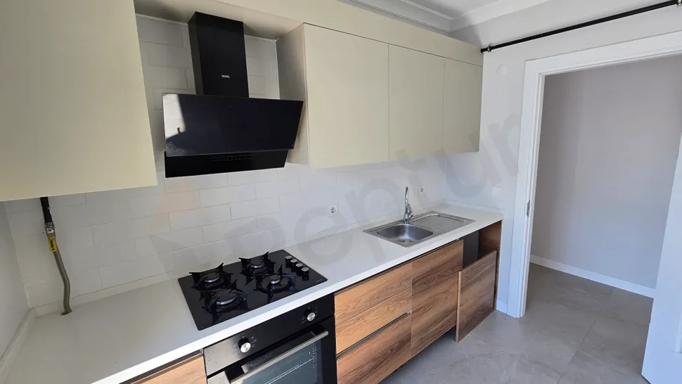 Modern mimariye sahip, geniş ve aydınlık mutfak bölümü.