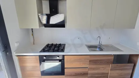 Küçükçekmece'de yer alan 2+1 dairenin modern ve aydınlık mutfak tasarımı.