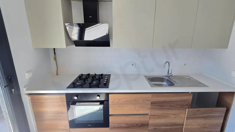 Küçükçekmece'de yer alan 2+1 dairenin modern ve aydınlık mutfak tasarımı.