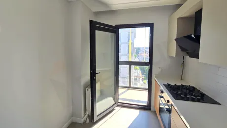 İstanbul Küçükçekmece'de satılık dairenin modern ve geniş mutfak alanı