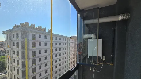 Küçükçekmece'de şehir manzaralı bir dairenin modern ve geniş balkon alanı.