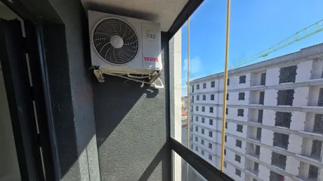 Bir apartman dairesinin geniş balkon alanı