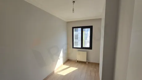 İstanbul Küçükçekmece'de yer alan modern bir dairenin ferah ve aydınlık yatak odası alanı.