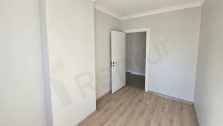 İstanbul Küçükçekmece'de satılık modern bir dairenin geniş ve ferah yatak odası görünümü.