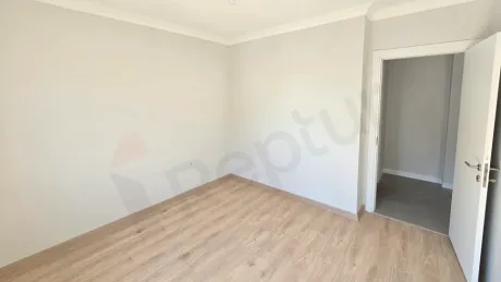 İstanbul Küçükçekmece'deki modern bir dairenin geniş ve aydınlık yatak odası görseli.